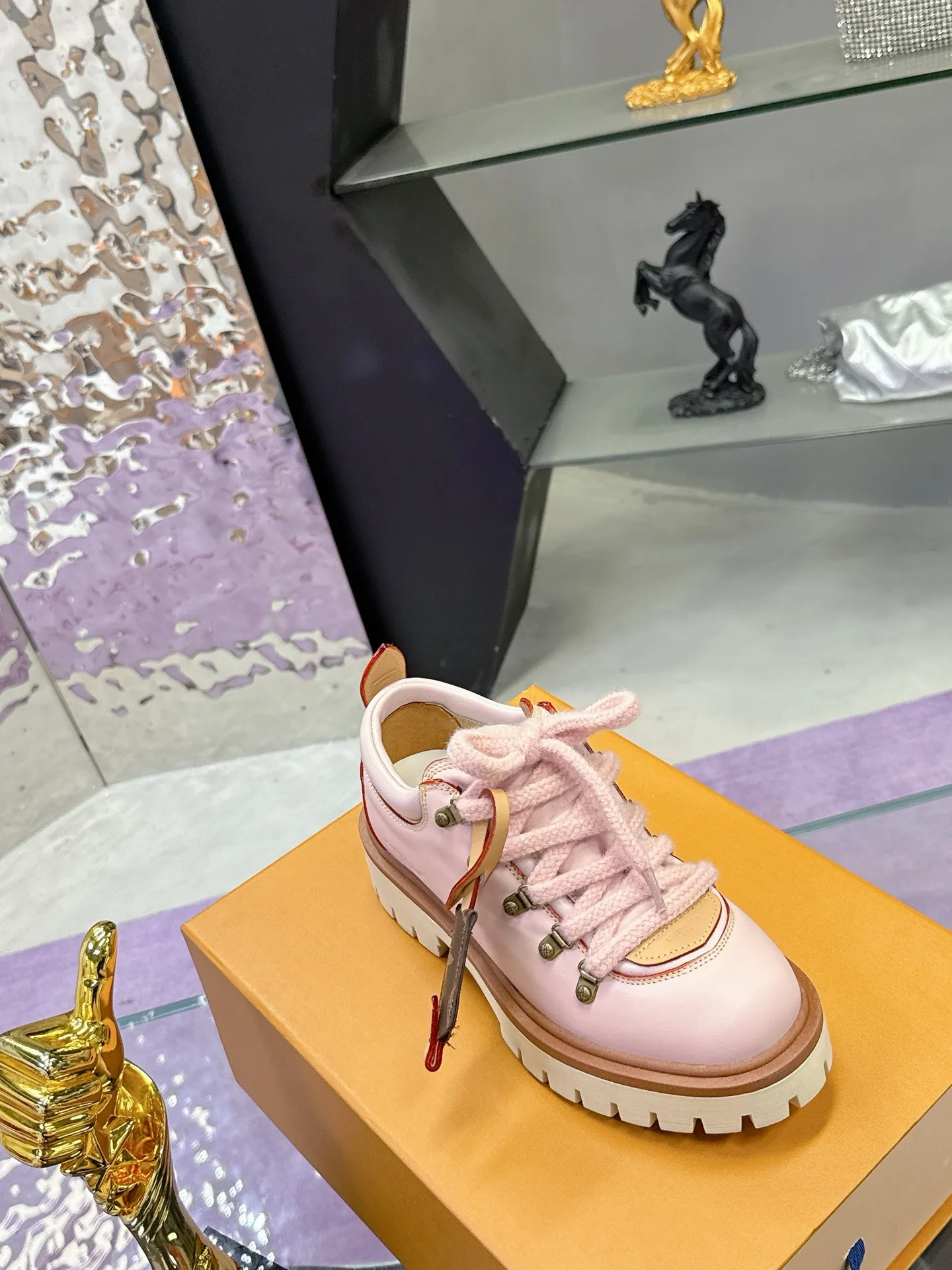 Factory price: 700💰 LV | Louis Vuitton 🧡💚2025 autumn and winter new style, top version ⚠️ The counter features the latest LV REMIX lace-up mountaineering derby shoes, new hard goods 🆕 ❥BS purchasing level! Full of high-end feel! A popular model among bloggers at home and abroad, it’s retro and fashionable, and looks stunning on your feet! Mainly recommended model on the official website★ ▪️Upper: top-quality first-layer cowhide ▪️Inner lining: imported sheepskin ▪️Outsole: original molded T men's shoes 💰U anti-slip outsole ▪️Sole height: 3.5cm ▪️Shoe size: Female 35-41 (41 customized, non-refundable) Male 39-45 (46 customized, non-refundable)